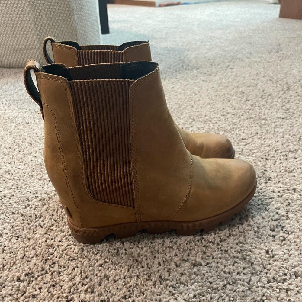 Size 6 women’s light tan Sorel boots.
